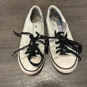 Women’s baby blue converse